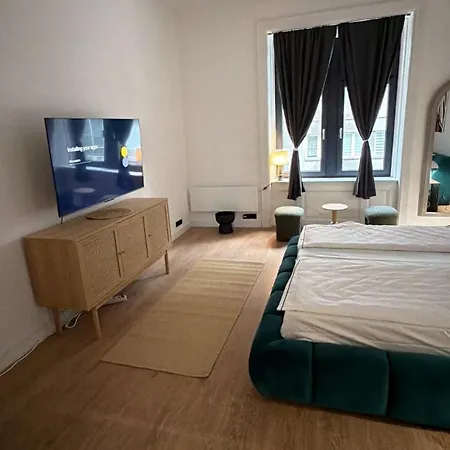 Modern & Stylish - Prime Center Location *